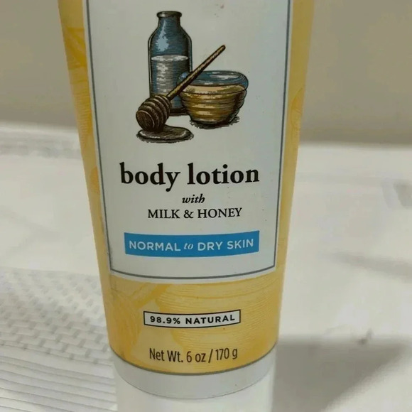 Burt’s Bees body lotion - 6oz - Picture 3 of 3
